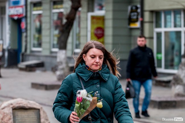 За день до свята: Луцьк накрила тюльпанова лихоманка. ФОТО