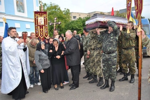 Горохівчани  навколішках зустріли тіло загиблого в зоні АТО земляка. ФОТО