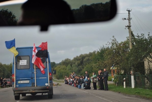 Горохівчани  навколішках зустріли тіло загиблого в зоні АТО земляка. ФОТО