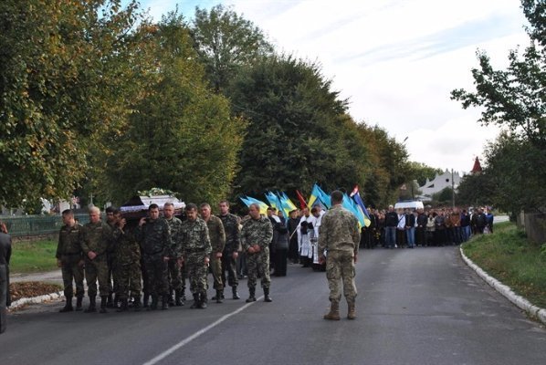 Горохівчани  навколішках зустріли тіло загиблого в зоні АТО земляка. ФОТО