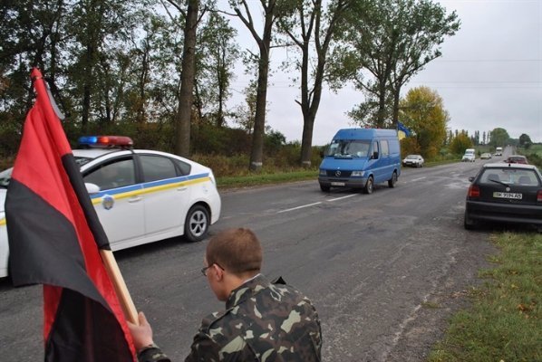 Горохівчани  навколішках зустріли тіло загиблого в зоні АТО земляка. ФОТО