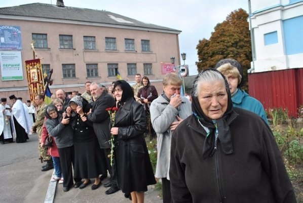 Горохівчани  навколішках зустріли тіло загиблого в зоні АТО земляка. ФОТО