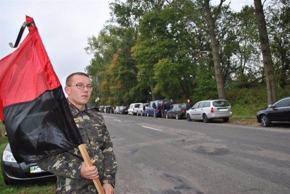 Горохівчани  навколішках зустріли тіло загиблого в зоні АТО земляка. ФОТО