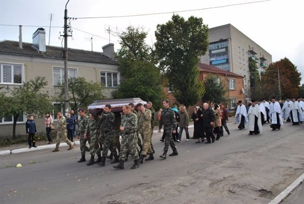 Горохівчани  навколішках зустріли тіло загиблого в зоні АТО земляка. ФОТО