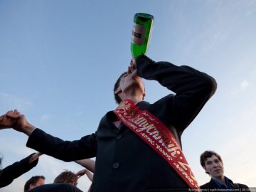 Перебрав з алкоголем: на Волині випускник потрапив до лікарні