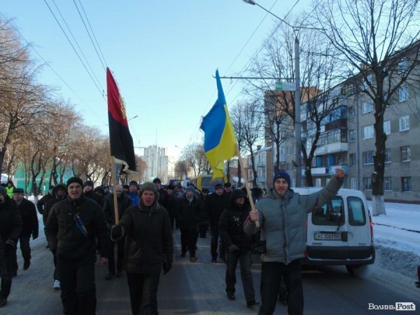 Євромайданівці колоною пройшлися центральною вулицею Луцька. ФОТО