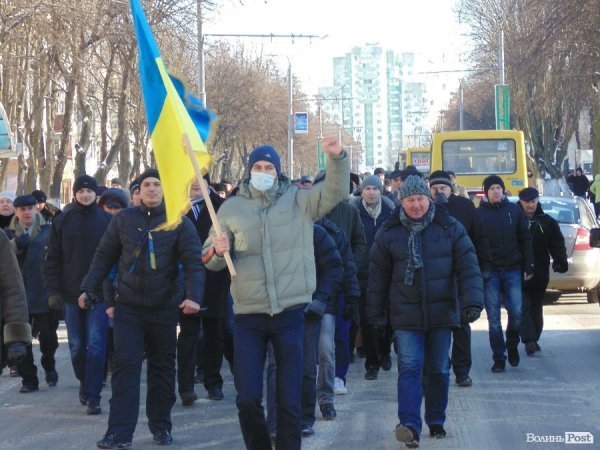 Євромайданівці колоною пройшлися центральною вулицею Луцька. ФОТО
