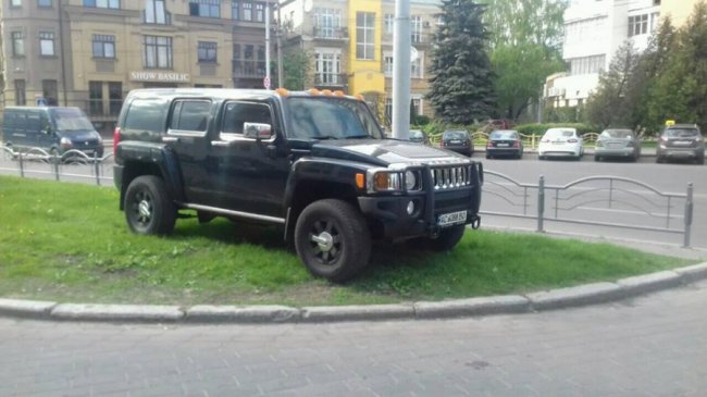 У центрі Луцька автохам припаркував свій «сарай» на газоні. ФОТО