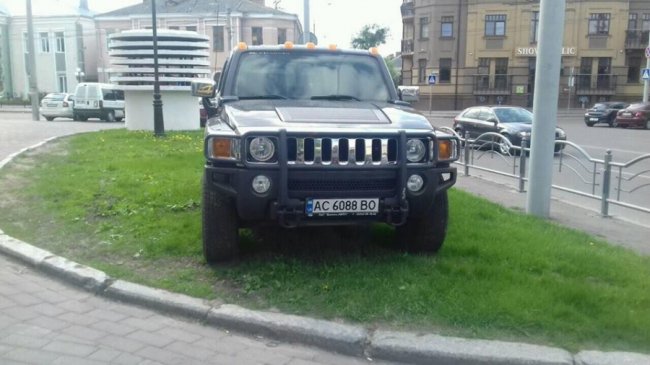У центрі Луцька автохам припаркував свій «сарай» на газоні. ФОТО
