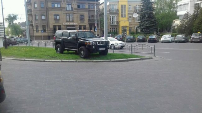 У центрі Луцька автохам припаркував свій «сарай» на газоні. ФОТО