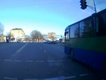 У волинському місті водій рейсового автобуса проїхав на  «червоне». ВІДЕО