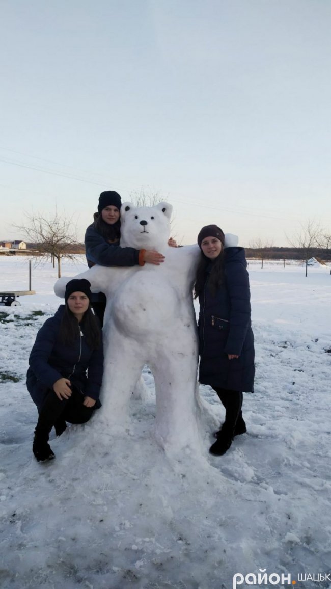 На Волині три сестри зліпили зі снігу двометрового ведмедя. ФОТО