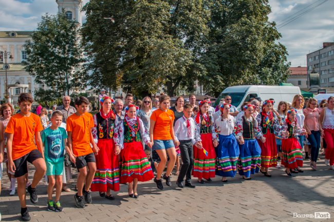 Учасники міжнародного фесту вчили лучан танцювати. ФОТО