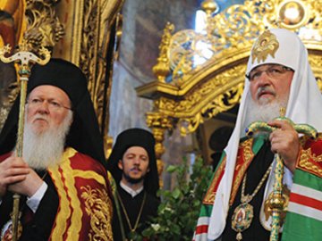 Кирил припиняє згадувати  Вселенського патріарха у молитві