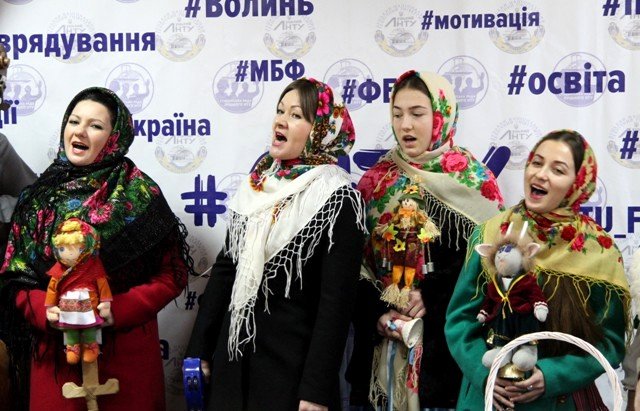 Лариса Поліщук з колегами ансамблю