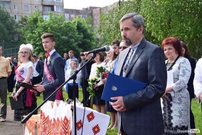 Емоції від драйву до сліз: останній дзвоник у луцькій школі №25. ФОТО