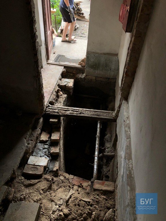 У Нововолинську в під'їзді будинку обвалилася підлога, коли заходила мама з візочком. ВІДЕО