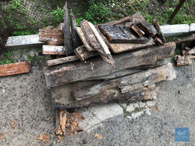 У Нововолинську в під'їзді будинку обвалилася підлога, коли заходила мама з візочком. ВІДЕО