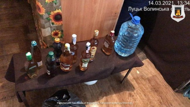 У Луцьку на ринку муніципали викрили «точку», де торгували сурогатом