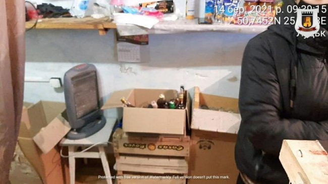 У Луцьку на ринку муніципали викрили «точку», де торгували сурогатом