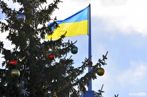 Новий Рік приходить: Луцькі ялинки прикрашають