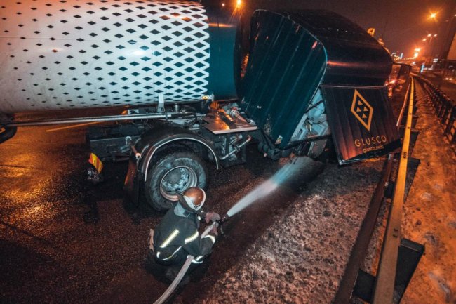 Бензовоз влетів у відбійник: рух ускладнений. ФОТО