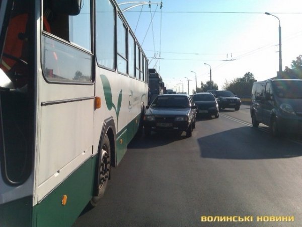 Аварія в Луцьку: авто стояли в заторі. ФОТО