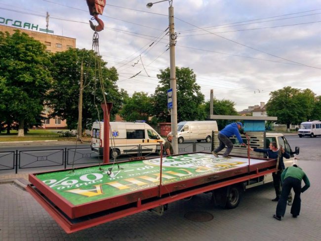 У Луцьку демонтували білборд, який хитався 
