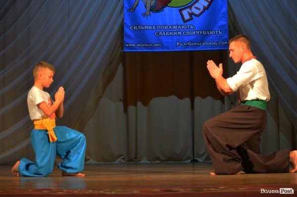 У Луцьку козаки показали свою майстерність в бойовому гопаці.ФОТО