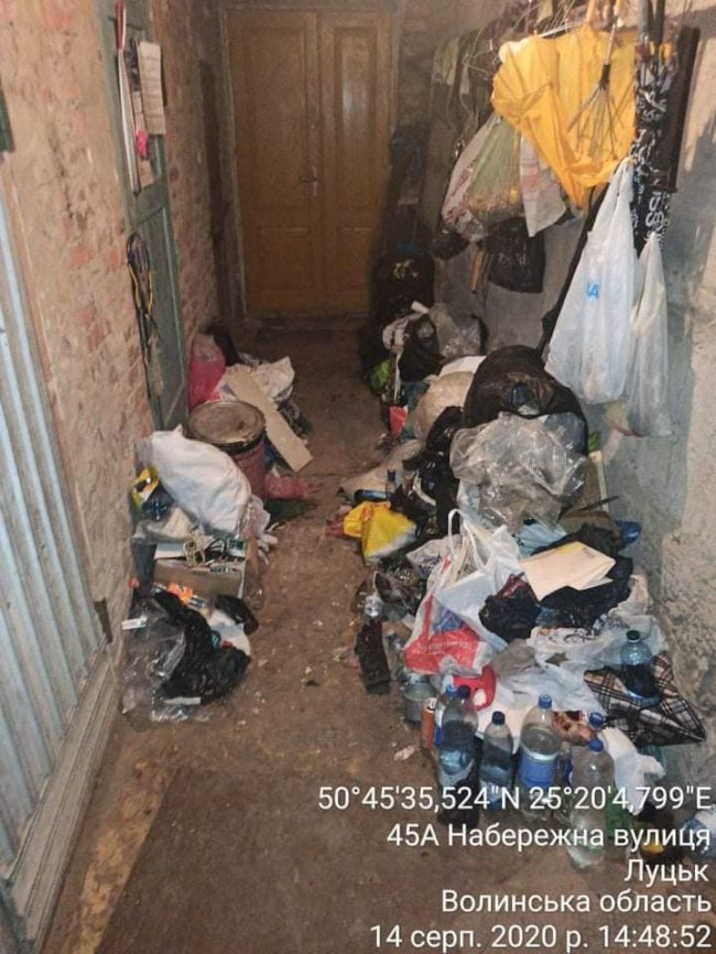 Неприємний запах та антисанітарія: лучанин закидав підвал будинку купою сміття. ФОТО