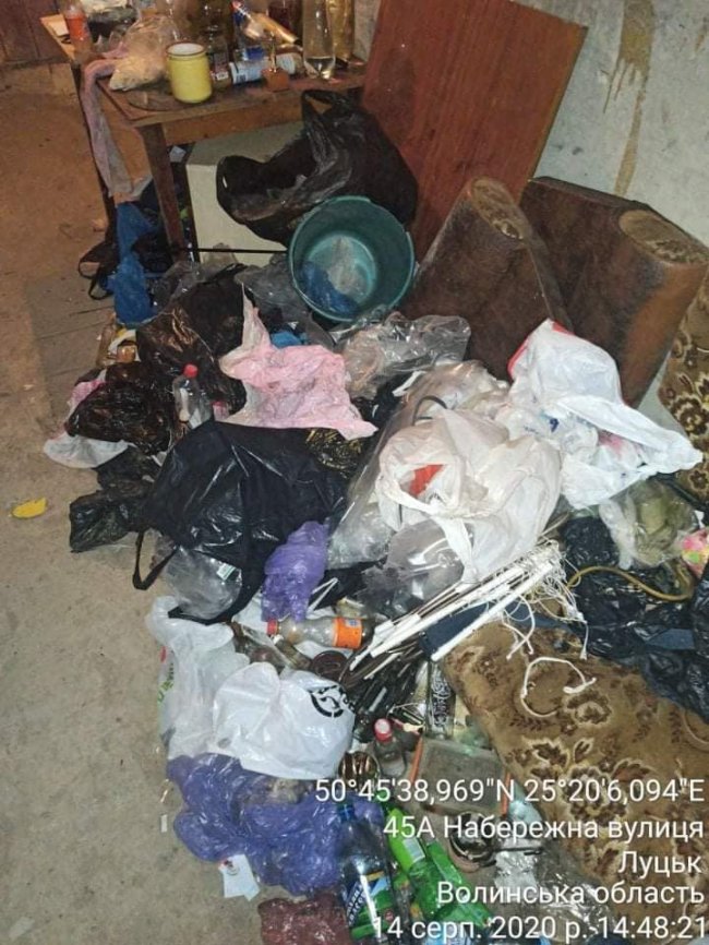 Неприємний запах та антисанітарія: лучанин закидав підвал будинку купою сміття. ФОТО