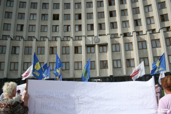 Під стінами облради мітингує опозиція