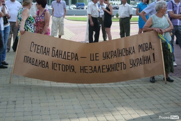 Під стінами облради мітингує опозиція