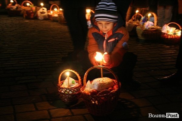 Як у центрі Луцька святили паски. ФОТО