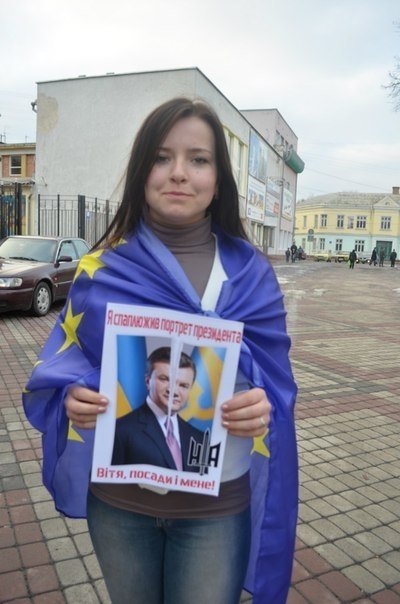 У Луцьку паплюжать портрети Януковича. ФОТО