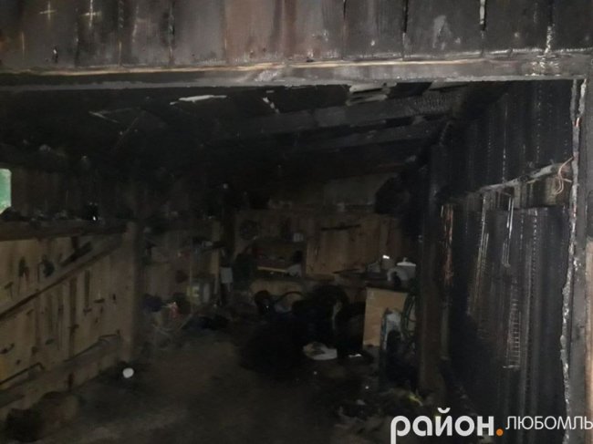 На Волині загорівся гараж з автівкою. ФОТО