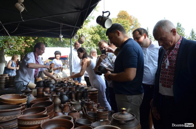 Щастя молодим та селфі-бум: як Гройсман гуляв центром Луцька. ФОТО