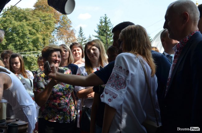 Щастя молодим та селфі-бум: як Гройсман гуляв центром Луцька. ФОТО