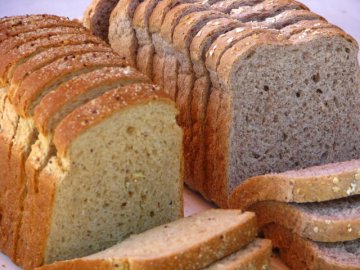 Сім’я підприємців на луцькому ринку роздає хліб пенсіонерам