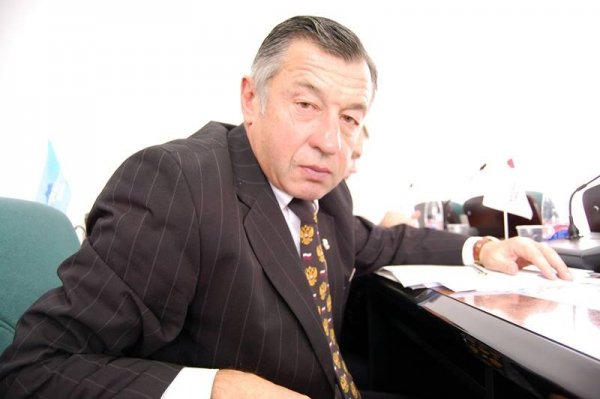 Луцький депутат прийшов на сесію з символами Росії і без синьо-жовтого значка