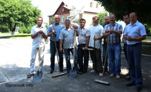 Як депутати ремонтували площу в місті на Волині. ФОТО