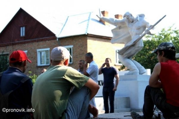 Як депутати ремонтували площу в місті на Волині. ФОТО