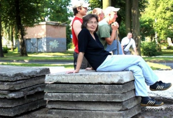 Як депутати ремонтували площу в місті на Волині. ФОТО