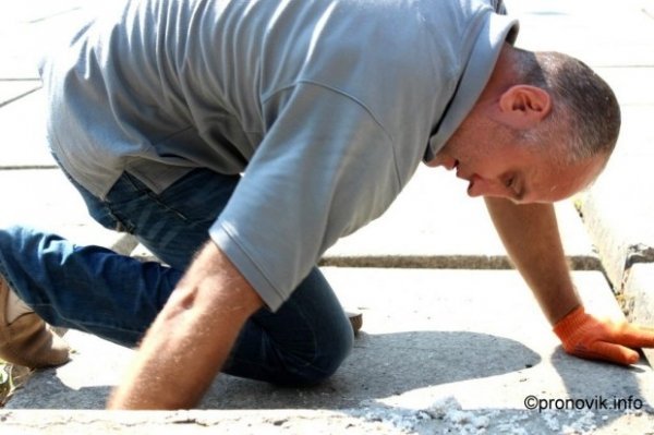 Як депутати ремонтували площу в місті на Волині. ФОТО