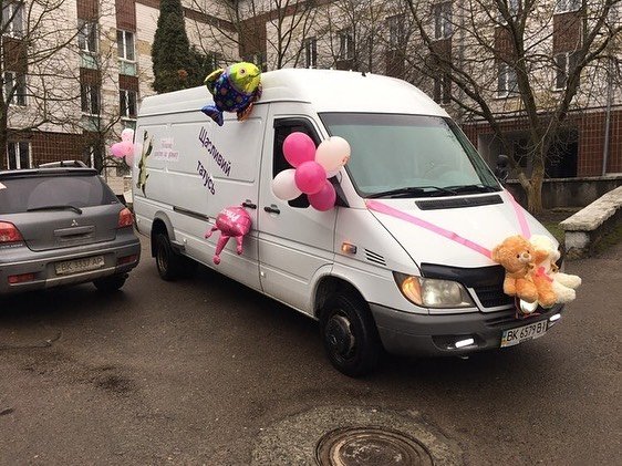 У Рівному чоловік оригінально привітав дружину з народженням доньки. ФОТО