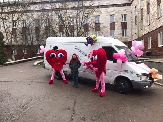 У Рівному чоловік оригінально привітав дружину з народженням доньки. ФОТО