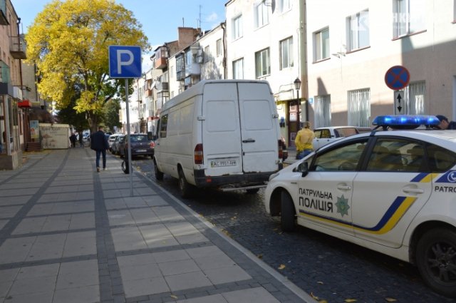 У Луцьку не розминулись дві автівки. ФОТО