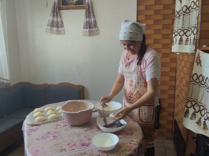 Господиня з Волині розповіла про секрет приготування світязьких пончиків