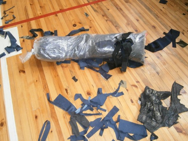 В селі під Луцьком школярі на перервах плетуть маскувальні сітки. ФОТО