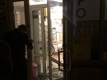 У Луцьку злодій розбив вітрину магазину і викрав техніку. ФОТО